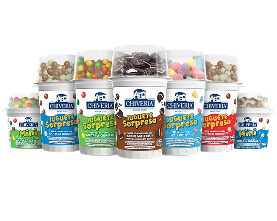 Packshot de yogures Chivería Juguete Sorpresa en sus diferentes variedades, con toppings y juguetes incluidos.