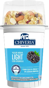 Yogurt light sin azúcar sabor mora con granola de Chiveria en presentación de 170g