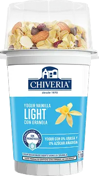 Yogurt light sin azúcar sabor vainilla con granola de Chiveria en presentación de 170g